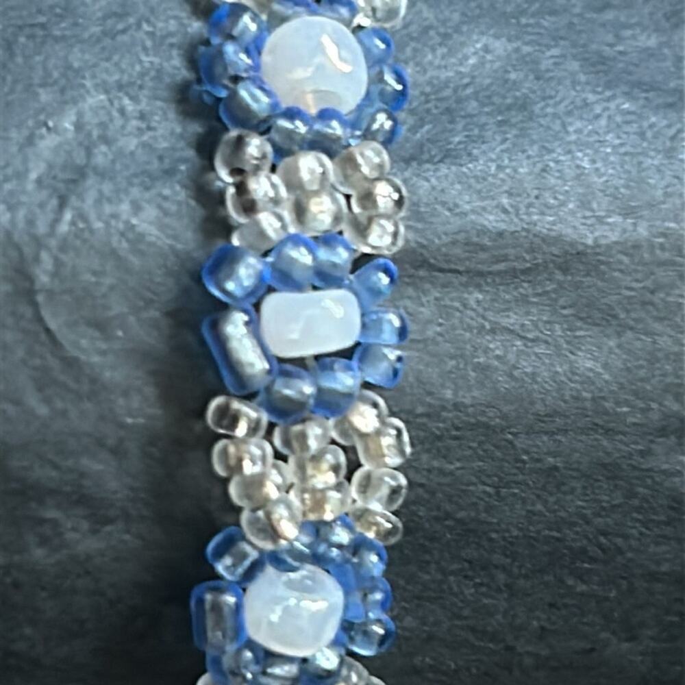 Women’s vintage handmade white/blue dainty beaded flower‎ bracelet one size - Picture 3 of 6